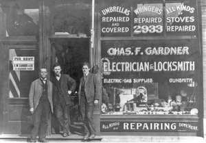 Einziges schwarzes Geschäft seiner Art in den USA, 2933 State St., Chicago, Illinois, ca. 1899 von American Photographer