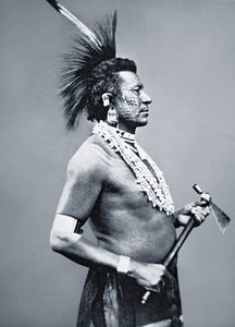Osage-Stammeskrieger mit Tomahawk-Pfeife, ca. 1875 von American Photographer