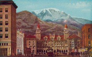 Pikes Peak Avenue, Colorado Springs, Colorado, Pikes Peak in der Ferne