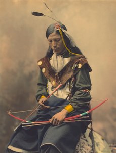 Porträt von Oglala Sioux Ratschef Bone Necklace von American Photographer