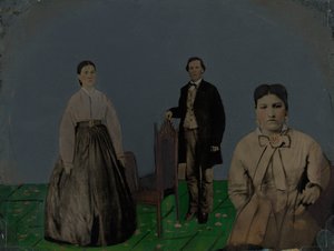 Porträt von zwei Frauen und einem Mann von American Photographer