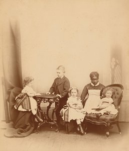 Porträt einer Frau und vier Kinder, 1860er Jahre von American Photographer