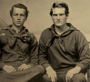 Porträt von zwei Matrosen in Union-Uniform, ca. 1861 (Tintype-Foto)