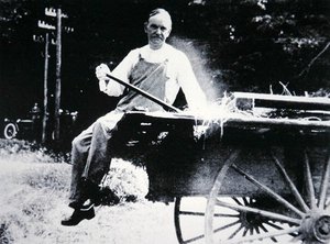 Präsident Calvin Coolidge (1873-1933) posiert als Bauer während eines Urlaubs in Vermont (s/w Foto) von American Photographer