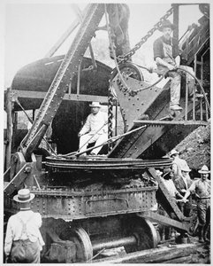 Präsident Theodore Roosevelt in einer riesigen Dampfschaufel am Culebra Cut während des Baus des Panamakanals, November 1906 (s/w Foto) von American Photographer