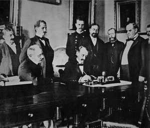 Präsident William McKinley (1843-1901) bezeugt die Unterzeichnung des Friedensprotokolls, das den Krieg mit Spanien beendete von American Photographer