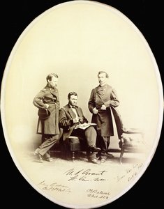 Signiertes Foto von Ulysses S. Grant und seinen Adjutanten, Orville E. Babcock und Adam Badeau, in Militäruniform, ca. 1865 von American Photographer