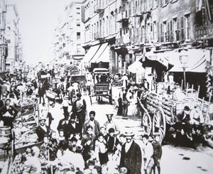 Straßenmarkt in der Mulberry Street, Lower East Side, New York City von American Photographer