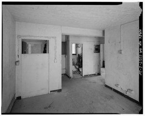 Typische 2-Zimmer-Wohnung mit Waschmaschinenanschluss im Eingangsbereich. - Techwood Homes, Gebäude Nr. 6, 465 Techwood Drive & 119-125 Hunnicutt Street, Atlanta, Fulton County, GA