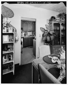 Typisches Interieur, Esszimmer führt zur Küche. - Techwood Homes, Gebäude Nr. 18 von American Photographer