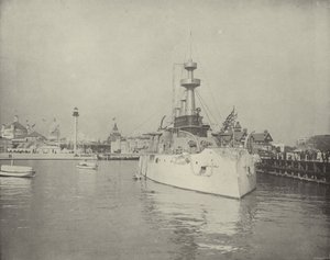 Ansicht der Rettungsstation und des Kriegsschiffs