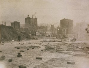 Blick auf die Skyline von San Francisco mit Rauch vom Feuer nach dem Erdbeben, 1906