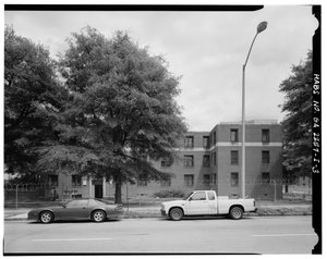 Westseite, 465 Techwood Drive und 125 Hunnicutt Street (rechts). - Techwood Homes, Gebäude Nr. 6, 465 Techwood Drive & 119-125 Hunnicutt Street, Atlanta, Fulton County, GA