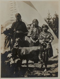 Frau, zwei Mädchen und ein Kind mit Hund, ca. 1900 von American Photographer