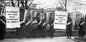 Frauenrechtlerinnen demonstrieren vor dem Weißen Haus, Washington DC, veröffentlicht 1917 von American Photographer