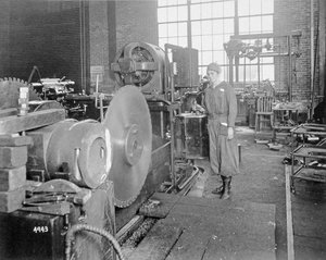 Frauen arbeiten in einer Fabrik während des Ersten Weltkriegs, um 1917