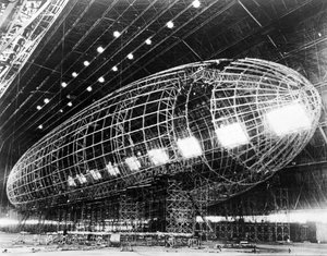 Größtes Luftschiff der Welt kurz vor der Fertigstellung, veröffentlicht in den 1930er Jahren von American Photographer