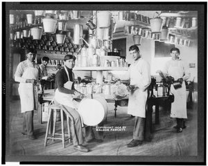 Junge amerikanische Ureinwohner in einer Metallwerkstatt mit Eimern, Waschwannen, Gießkannen und anderen Metallgegenständen, Carlisle Indian School, Pennsylvania, ca. 1904 (s/w Foto)
