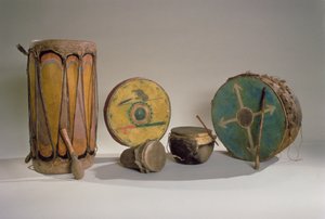 Eine Sammlung von amerikanischen Indianertrommeln