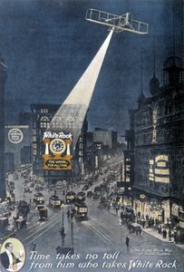 Alkoholwerbung „White Rock“: Ein Flugzeug beleuchtet das „White Rock“-Plakat an einem Gebäude am Times Square in New York. 1912.