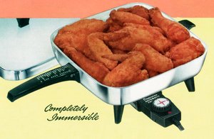 Hähnchenbraten in einer Retro-Elektropfanne