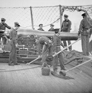 Bundesmatrosen bedienen eine 9-Zoll-Dahlgren-Kanone von American School