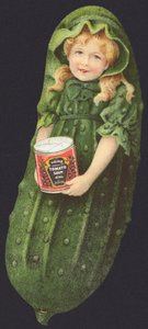 Mädchen, verkleidet als Gurke, hält eine Dose Heinz Tomatensuppe von American School