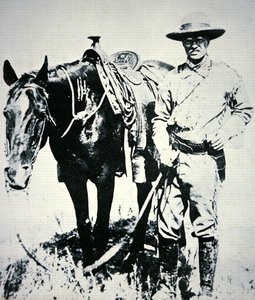 Theodore Roosevelt mit seinem Pferd, um 1885