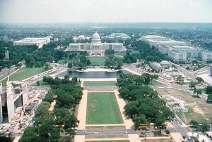 Blick auf das Kapitol der Vereinigten Staaten und den National Mall von American School
