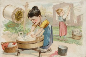 Frauen waschen Kleidung im Garten von American School