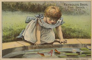 Junges Mädchen schaut auf Fische im Teich von American School