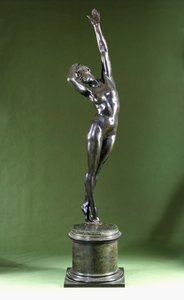 Eine Bronzefigur einer nackten Frau von Amleto Catoldi