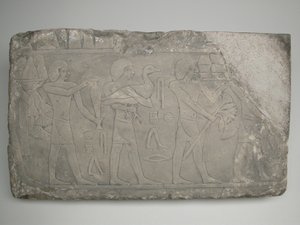 Wandfragment aus einem Grab mit Darstellung von Opferträgern