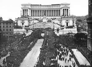 Faschistische Feier zur Erinnerung an den Unbekannten Soldaten am Altare della Patria (Altar des Vaterlandes) in Rom, 04.11.1922 (s/w Foto) von Anderson Anderson