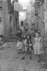 Kinder auf dem Weg nach Crotone, Crotone von Ando Gilardi