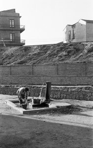 Frau am Brunnen, Crotone von Ando Gilardi