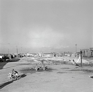 ARBEITERVIERTEL, Crotone von Ando Gilardi