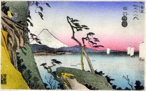 Geographie. Japan. Yui, Blick auf Fuji, schneebedeckt, von Satta-toge, mit Blick auf die Saruga-Bucht. (17. Station). Holzschnitt von Hiroshige in: Dreiundfünfzig Stationen des Tokaido (1833-1834). Postkarte, Japan, ca. 1900 von Ando or Utagawa (after) Hiroshige