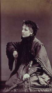 Porträt von Sarah Bernhardt (1844-1923) in Stadtbekleidung von Andre Adolphe Eugene Disderi