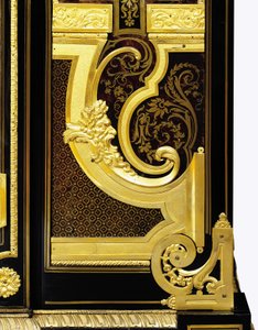 Detail eines C-Scroll-Sockels aus Parkett mit einem Satyrmaske, von einer Louis XIV ormolu-montierten kleinen Armoire