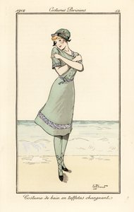 Frau am Strand im Badeanzug aus zweifarbigem Taft