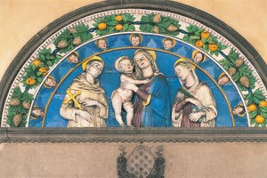 Glasierte Terrakotta-Lunette, die Madonna mit Kind zwischen Heiligen darstellt von Andrea Della Robbia
