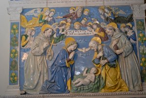 Geburt Christi mit St. Franziskus und St. Antonius, glasierte Terrakotta von Andrea Della Robbia, La Verna Heiligtum, Chiusi della Verna, Toskana, Italien