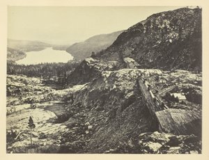 Gipfel der Sierra Nevada, Schneeschuppen im Vordergrund, Donnersee in der Ferne