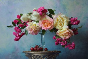 Elegante Rosen und Kirschen