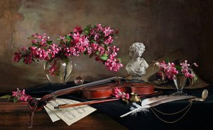 Violine-Stillleben mit Blüten
