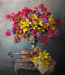 Violine und Lebendiger Blumenstrauß