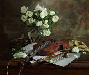Weiße Rosen und Violine von Andrey Morozov