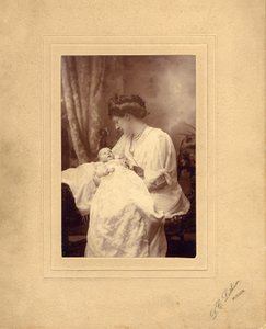 Herzogin Evelyn Cavendish mit ihrer Tochter Lady Anne von Thomas Kelly