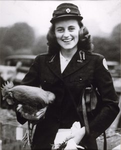 Kick Kennedy in einer Uniform des Amerikanischen Roten Kreuzes in London